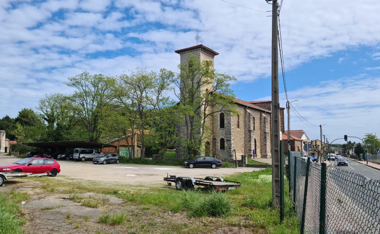 Una vista de los terrenos adquiridos por el Ayuntamiento de Camargo para construir el nuevo espacio de ocio, esta primavera, en Revilla de Camargo.