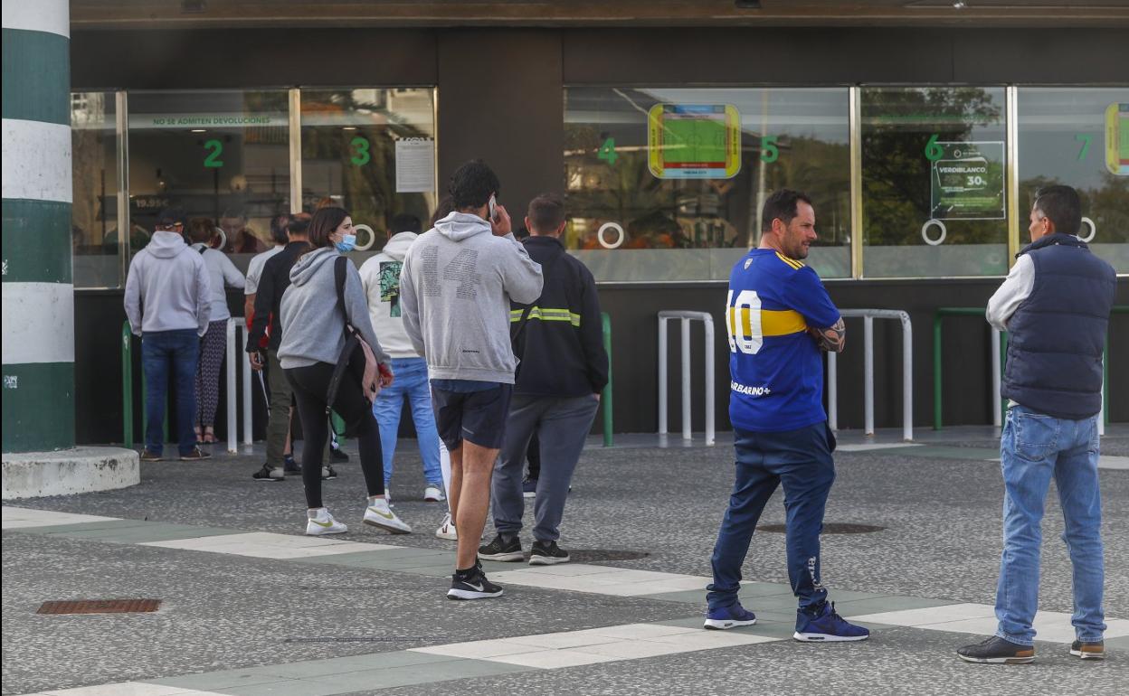 El goteo de aficionados en las taquillas de El Sardinero es continuo desde el pasado lunes, pese a que la gran mayoría las ha adquirido a través de internet