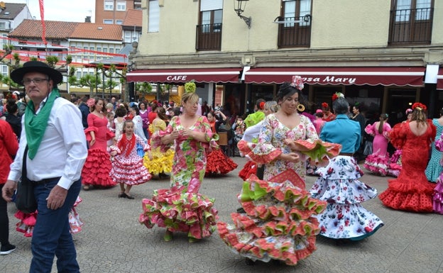 Imagen principal - Ampuero remata su cartel para la Feria de Abril del sábado