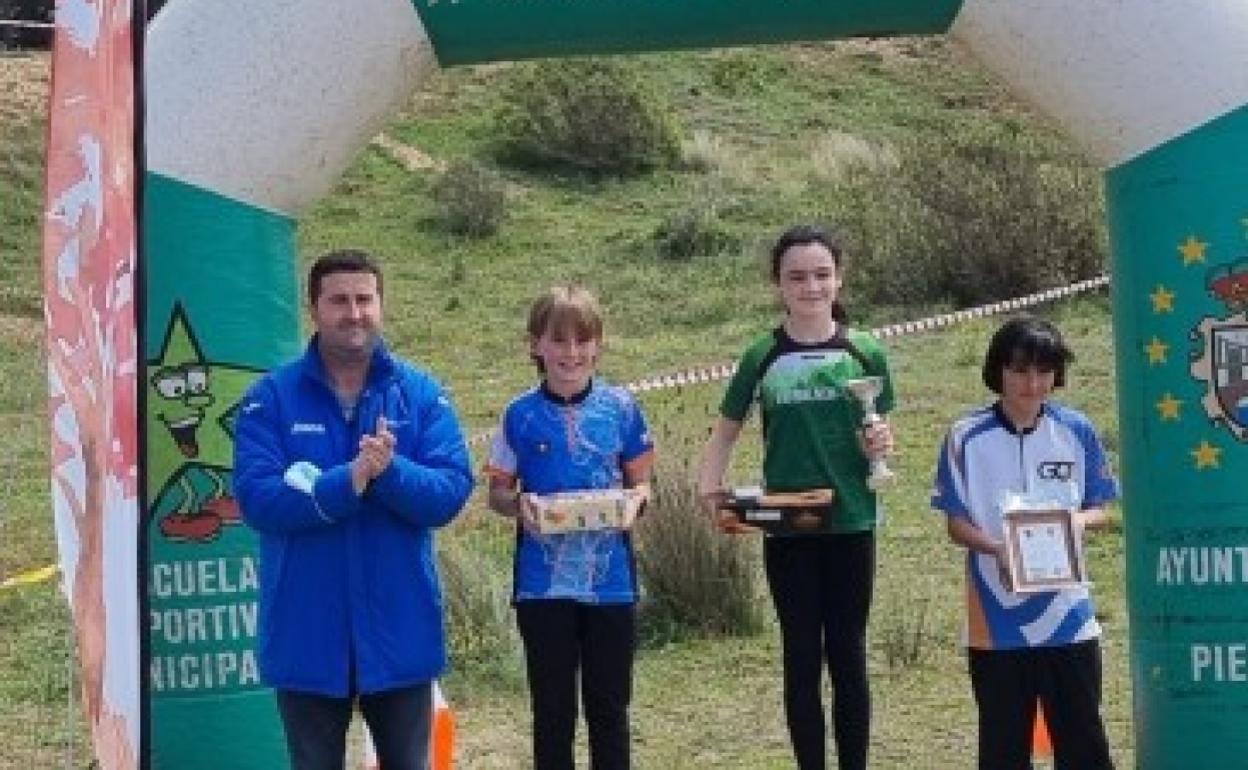 Uno de los momentos de la entrega de premios de la prueba que acogió el Parque Natural de las Dunas de Liencres. 