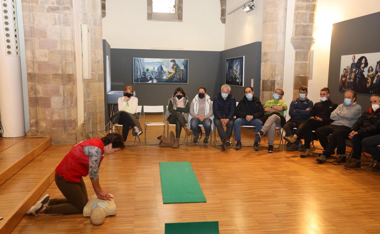 Tamara Alonso realizando la práctica de masaje cardio-pulmonar a los asistentes al taller. 