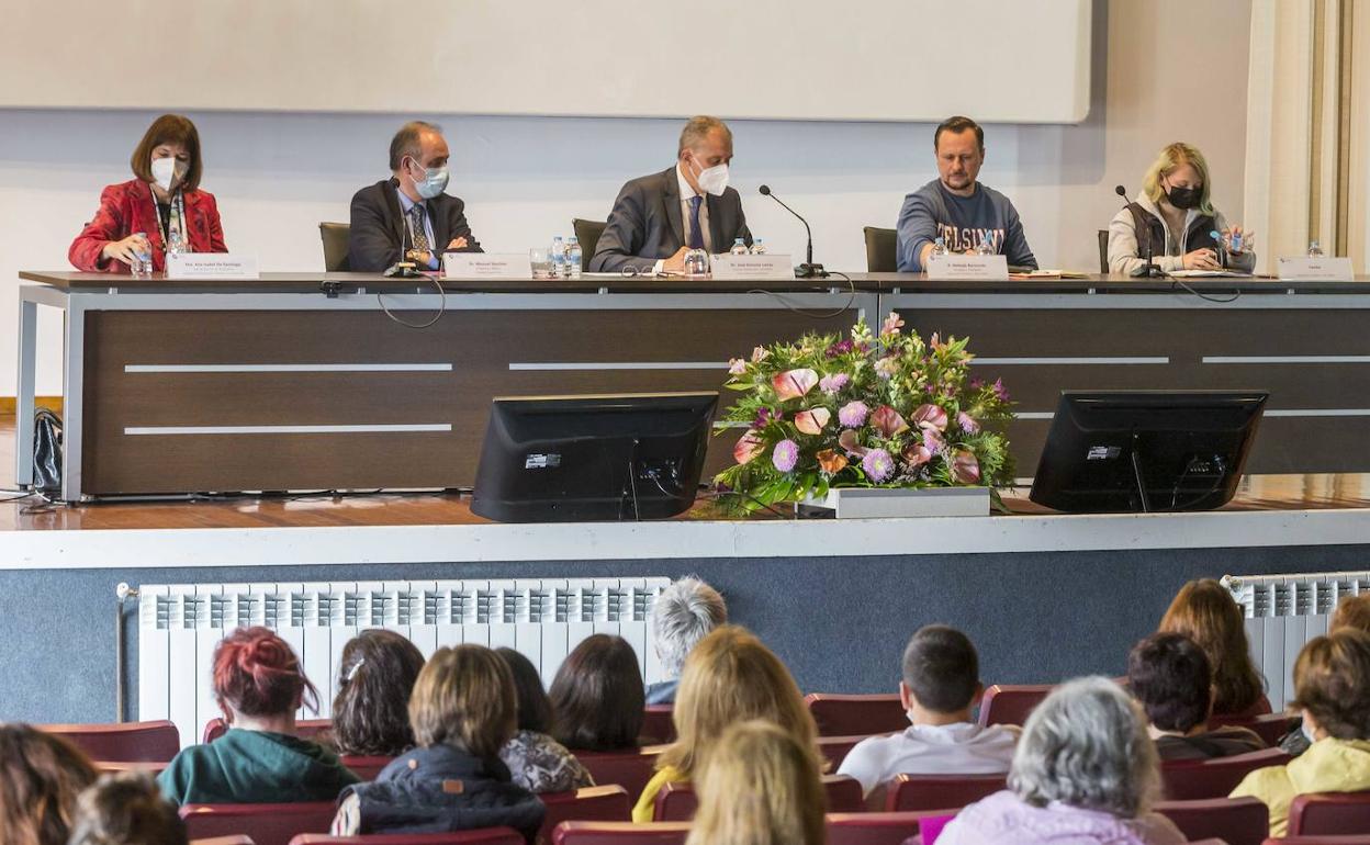 Desde la izquierda, los doctores Ana Isabel de Santiago, Manuel Sánchez, José Antonio Larraz, y Aleksejs Barancuks, psicólogo y pte. de la Asociación 'Hay Salida' y una familiar miembro de la asociación.