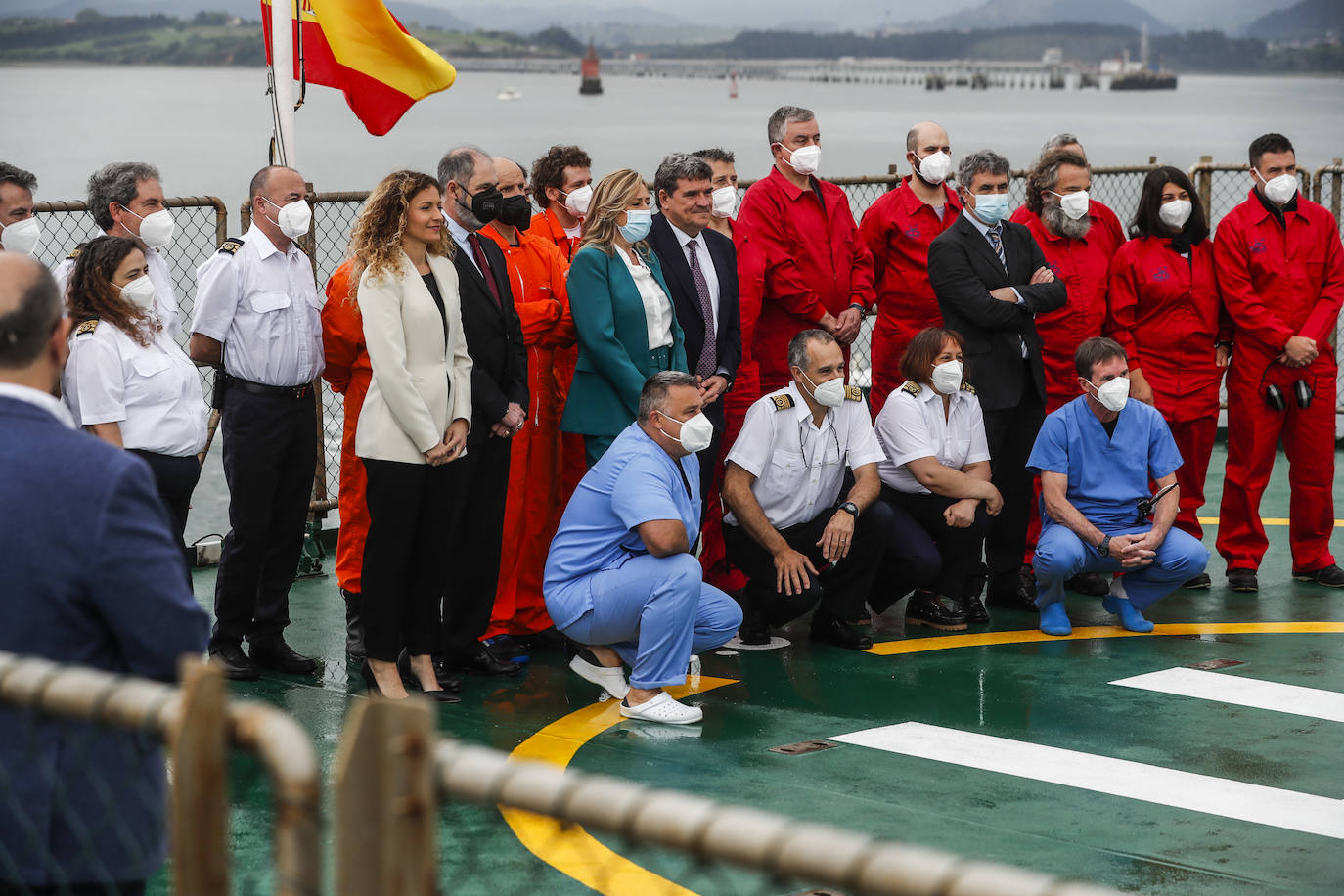 José Luis Escrivá, ministro de Inclusión, Seguridad Social y Migraciones, con la tripulación del Juan de la Cosa.
