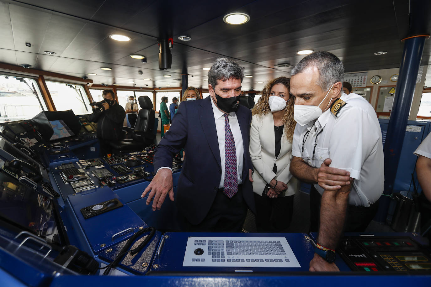 José Luis Escrivá, ministro de Inclusión, Seguridad Social y Migraciones, con la tripulación del Juan de la Cosa.