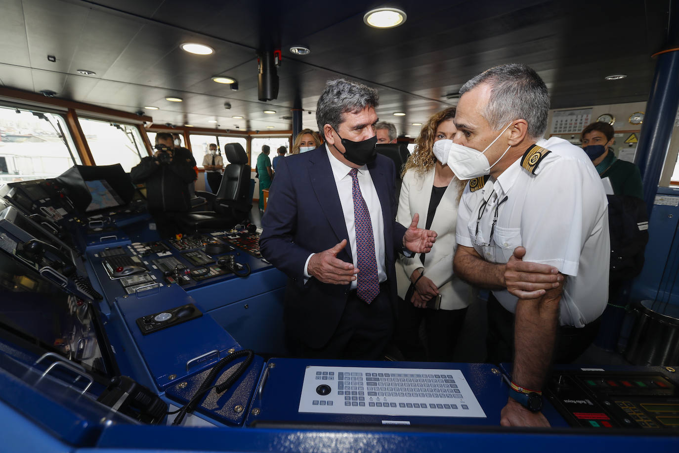 José Luis Escrivá, ministro de Inclusión, Seguridad Social y Migraciones, con la tripulación del Juan de la Cosa.