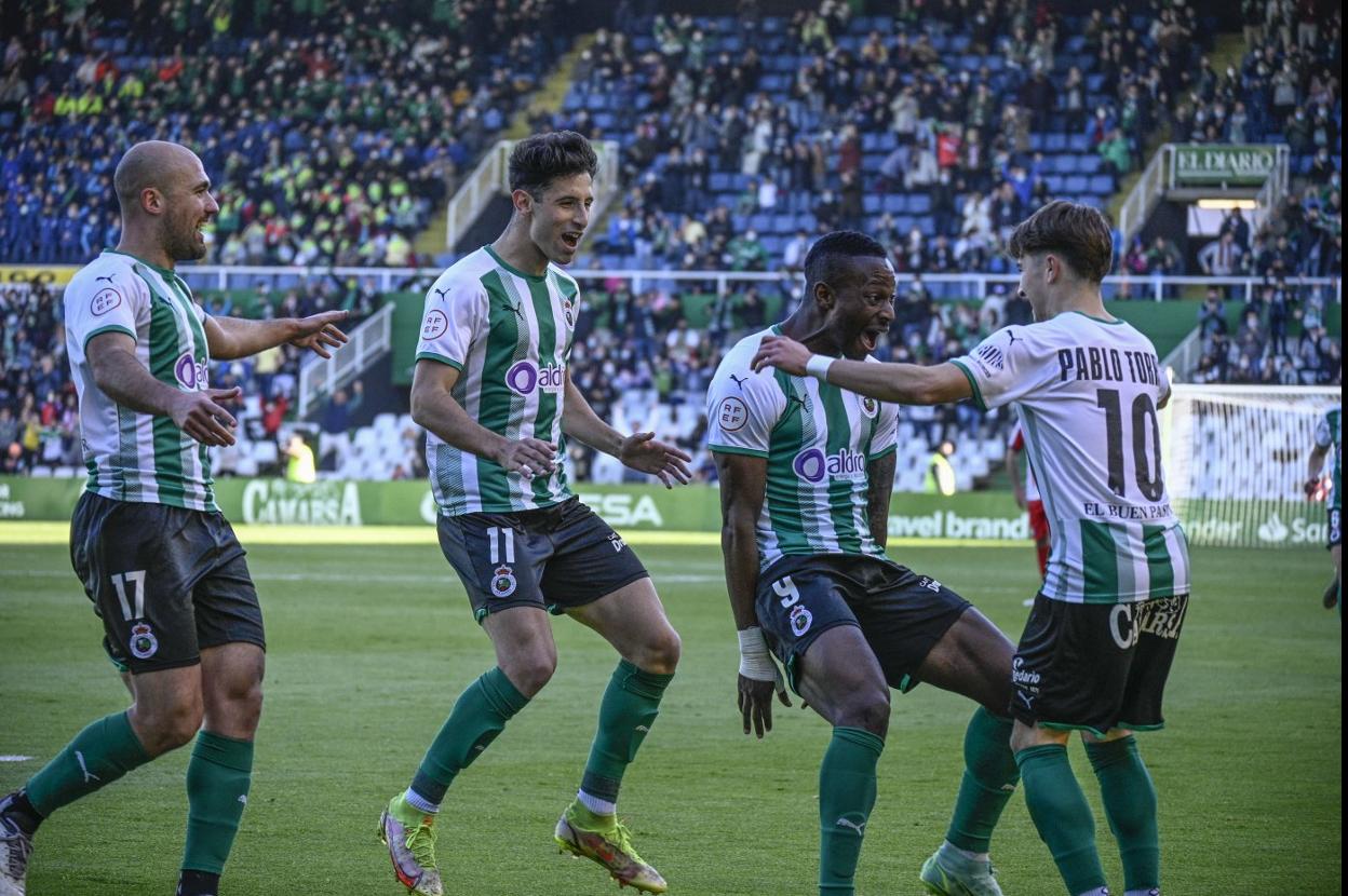 Unai Medina, Marco Camus, Cedric y Pablo Torre celebran un gol. 