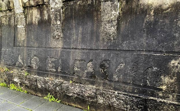 Detalle de las letras donde puede leerse 'Abajo el fascio'. 