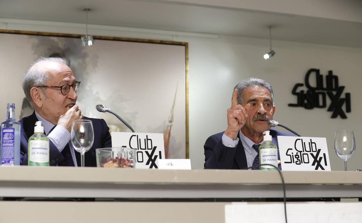 Miguel Ángel Revilla, junto a Nicolás Redondo, durante su participación en el coloquio organizado en Madrid por el Club Siglo XXI. 