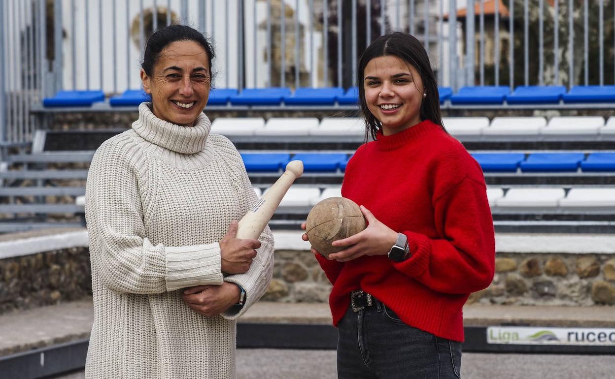 Andrea Gómez y Angélica Ruiz en la bolera Ramiro González.