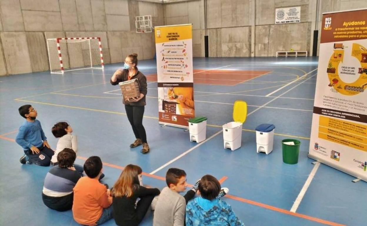 Talleres sobre reciclaje en el pabellón del colegio Pero Niño de San Felices.