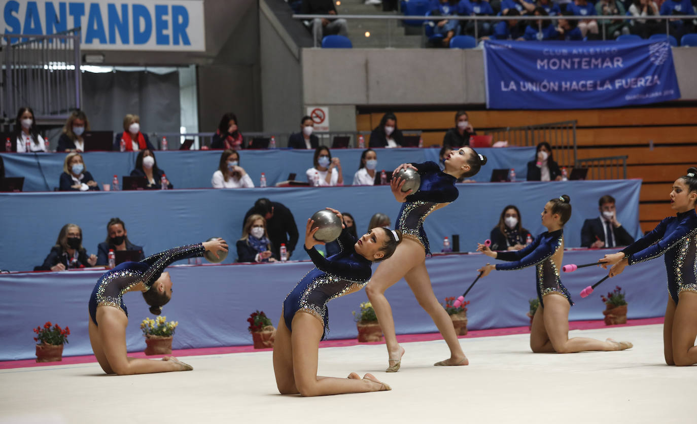 Fotos: Más de 2.000 gimnastas saltan al tapiz