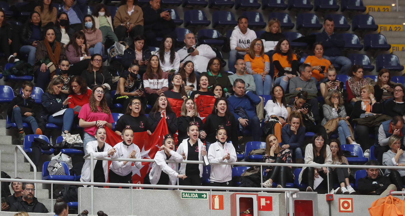 Fotos: Más de 2.000 gimnastas saltan al tapiz