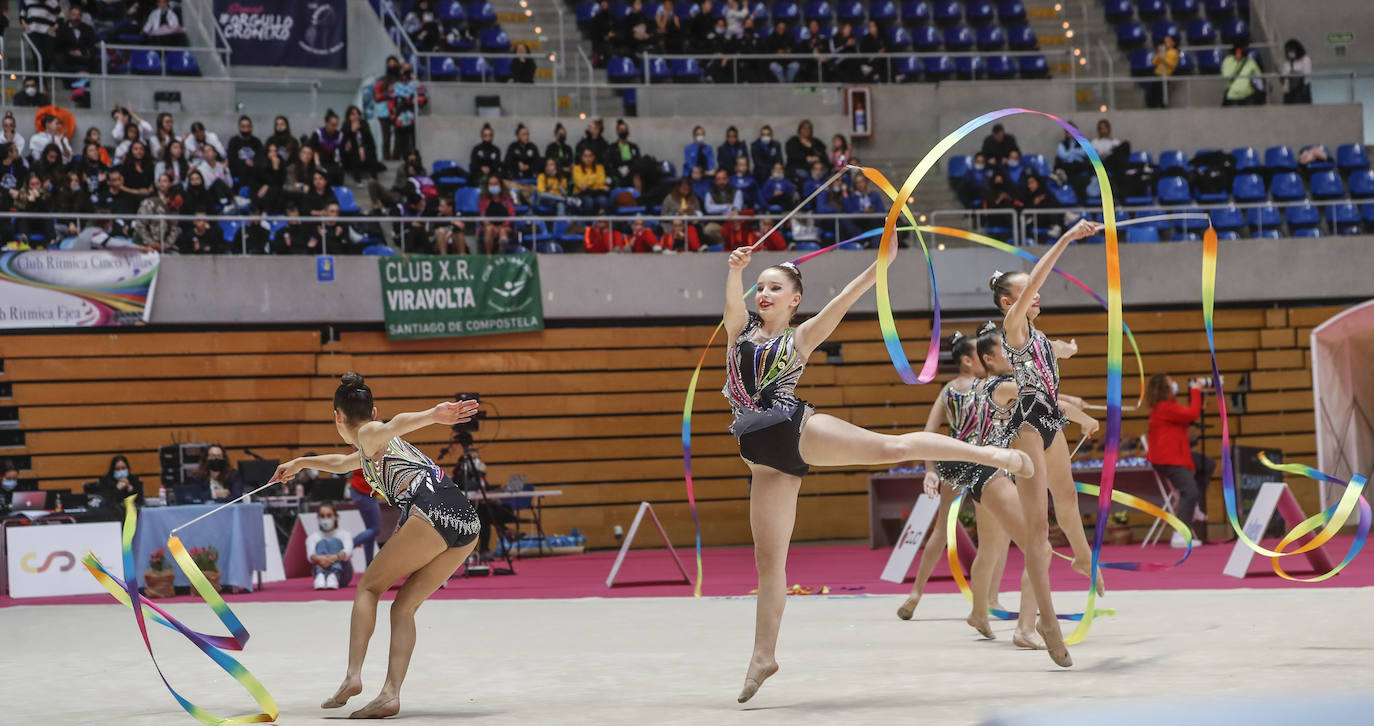 Fotos: Más de 2.000 gimnastas saltan al tapiz