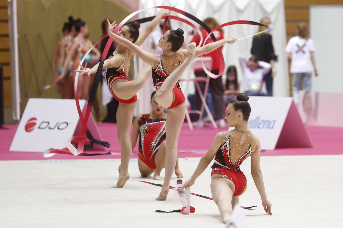 Fotos: Más de 2.000 gimnastas saltan al tapiz