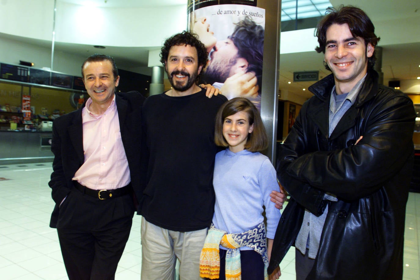 Imagen de archivo del equipo de la película "El invierno de las Anjanas" durante la presentación en Santander en el año 2000. De izquierda a derecha: el director, Pedro Telechea; y los actores, Juan Diego y Eduardo Noriega.