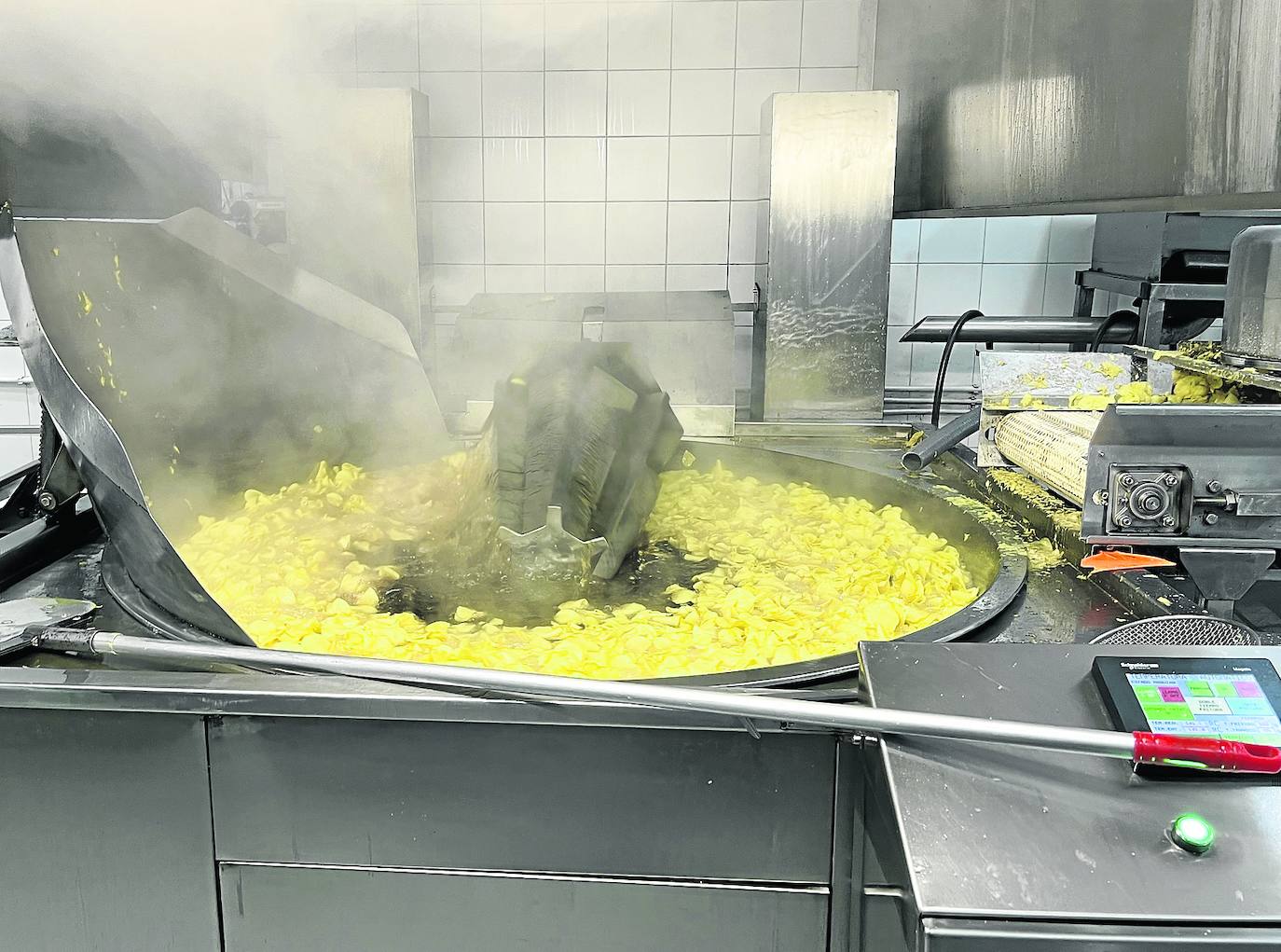 La fritura de 25 kilos de patatas se realiza durante aproximadamente cinco minutos en un recipiente de 780 litros. 