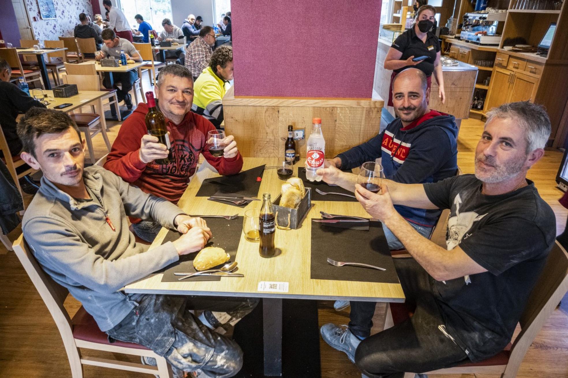 Francisco Herrera (primero por la izquierda) disfruta de un menú del día en el restaurante Los Pasiegos, en Hoznayo, junto a sus compañeros de trabajo. 