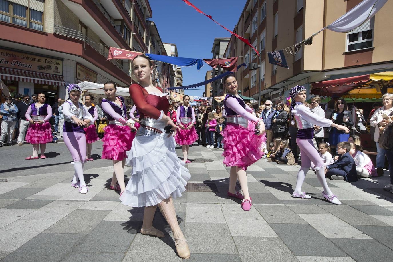 Imagen de archivo de un grupo de baile durante los actos conmemorativos del 2 de Mayo en Camargo en 2019.