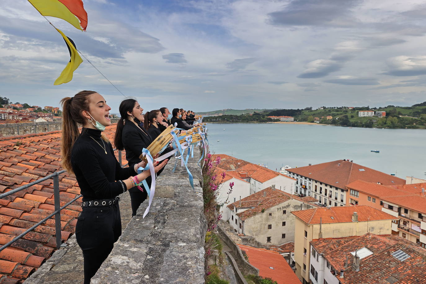 Actuación de las picayas desde el Castillo del Rey, en San Vicente de la Barquera, en honra a su patrona la Virgen de La Barquera por La Folía en el año 2021.