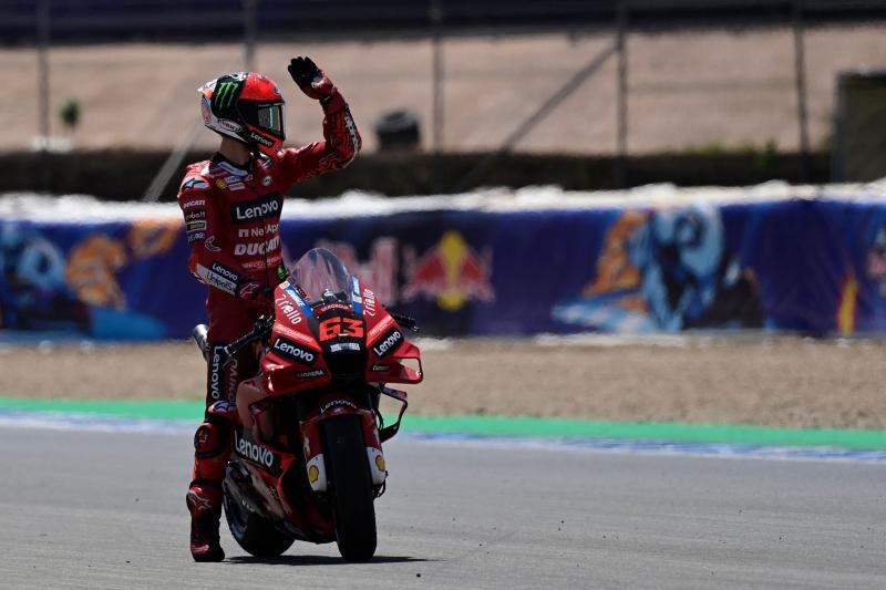 Bagnaia alza la mano para celebrar la pole conseguida en Jerez