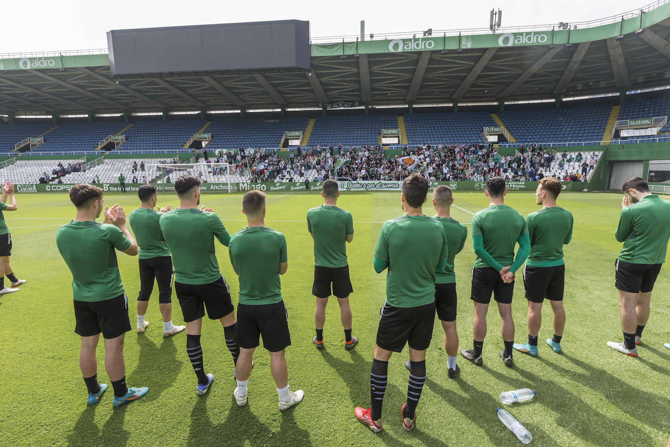 El equipo cántabro, apoyado por un estadio lleno y con la fiesta ya preparada por si hay éxito este domingo, busca ante el Celta B el punto que le devuelva a Segunda