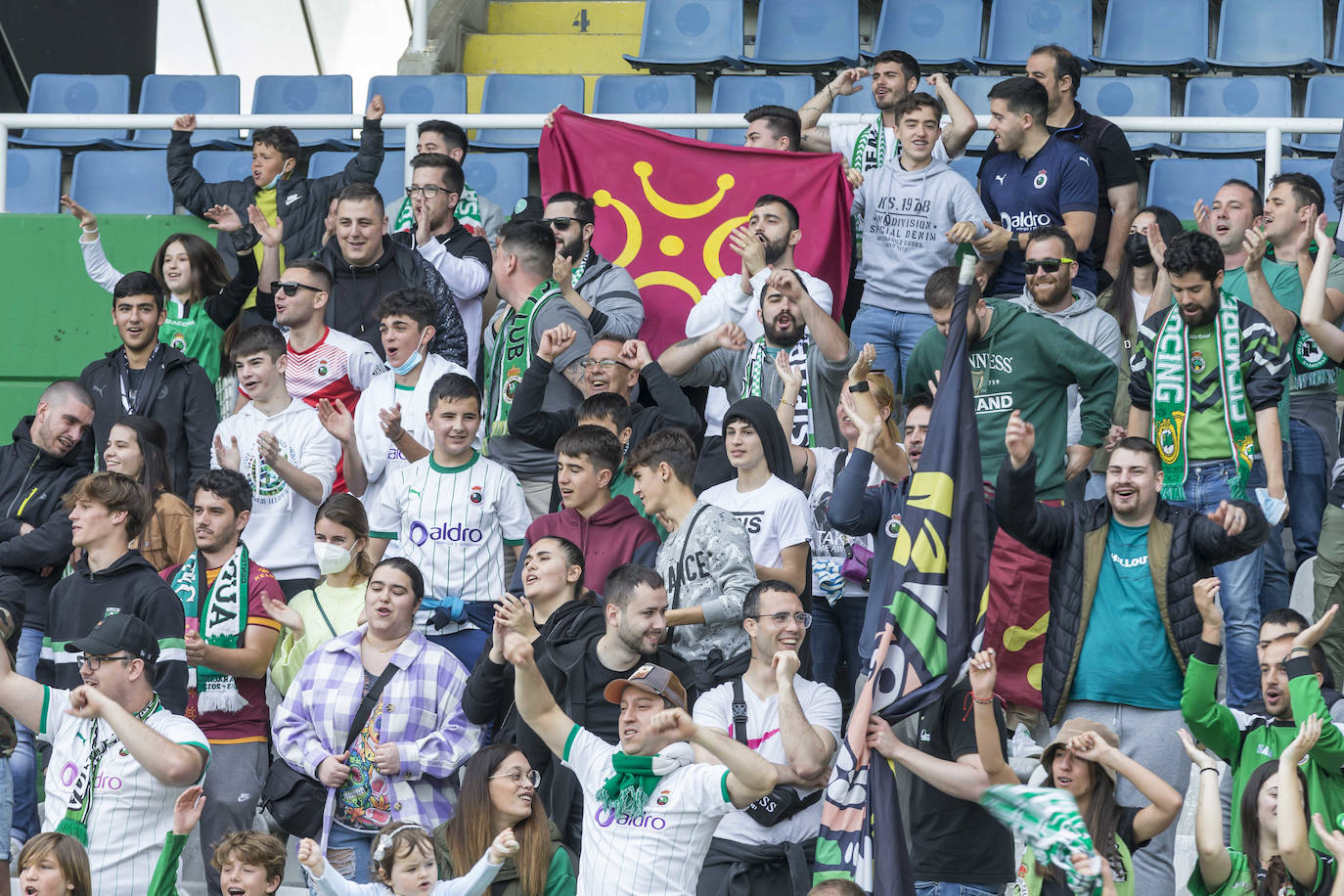 El equipo cántabro, apoyado por un estadio lleno y con la fiesta ya preparada por si hay éxito este domingo, busca ante el Celta B el punto que le devuelva a Segunda