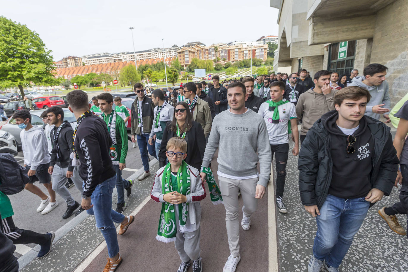 El equipo cántabro, apoyado por un estadio lleno y con la fiesta ya preparada por si hay éxito este domingo, busca ante el Celta B el punto que le devuelva a Segunda