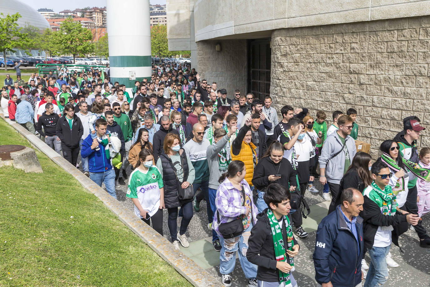 El equipo cántabro, apoyado por un estadio lleno y con la fiesta ya preparada por si hay éxito este domingo, busca ante el Celta B el punto que le devuelva a Segunda