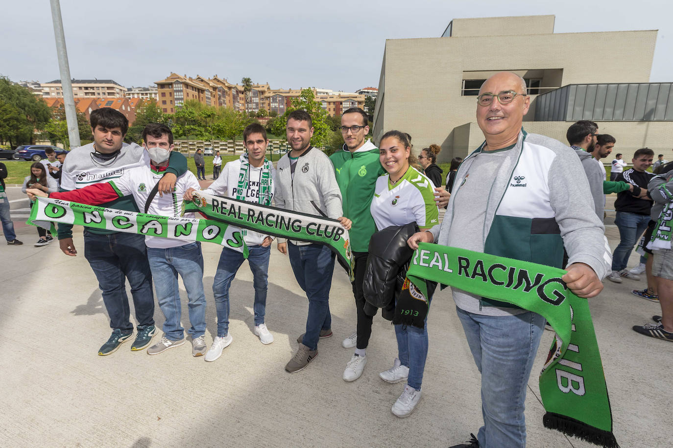 El equipo cántabro, apoyado por un estadio lleno y con la fiesta ya preparada por si hay éxito este domingo, busca ante el Celta B el punto que le devuelva a Segunda