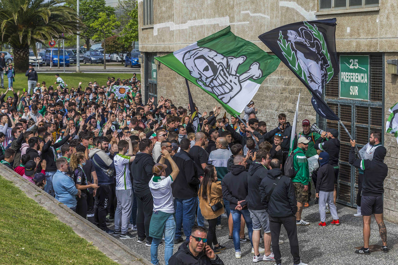 El equipo cántabro, apoyado por un estadio lleno y con la fiesta ya preparada por si hay éxito este domingo, busca ante el Celta B el punto que le devuelva a Segunda