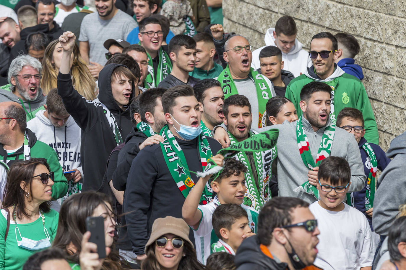 El equipo cántabro, apoyado por un estadio lleno y con la fiesta ya preparada por si hay éxito este domingo, busca ante el Celta B el punto que le devuelva a Segunda