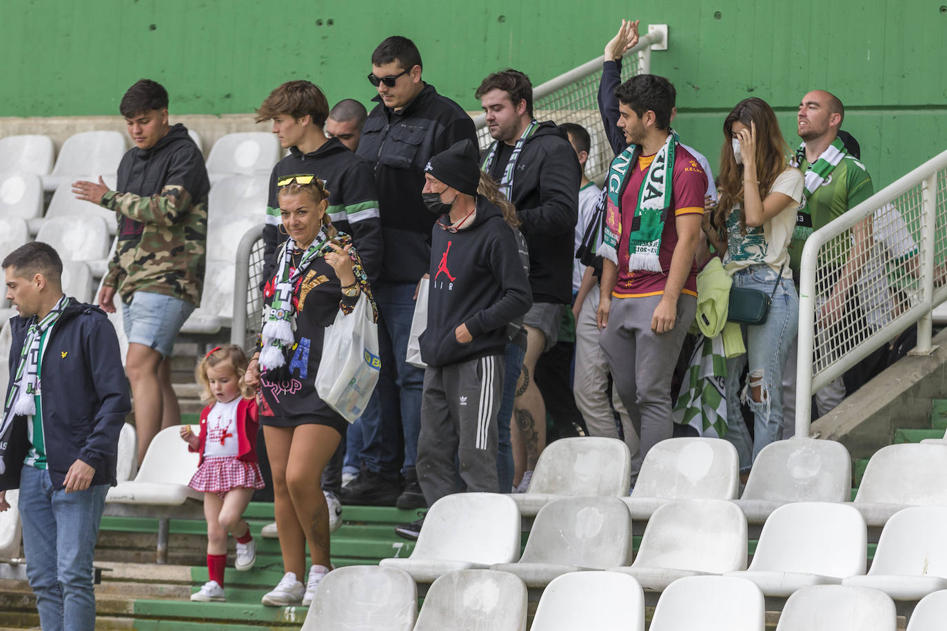 El equipo cántabro, apoyado por un estadio lleno y con la fiesta ya preparada por si hay éxito este domingo, busca ante el Celta B el punto que le devuelva a Segunda