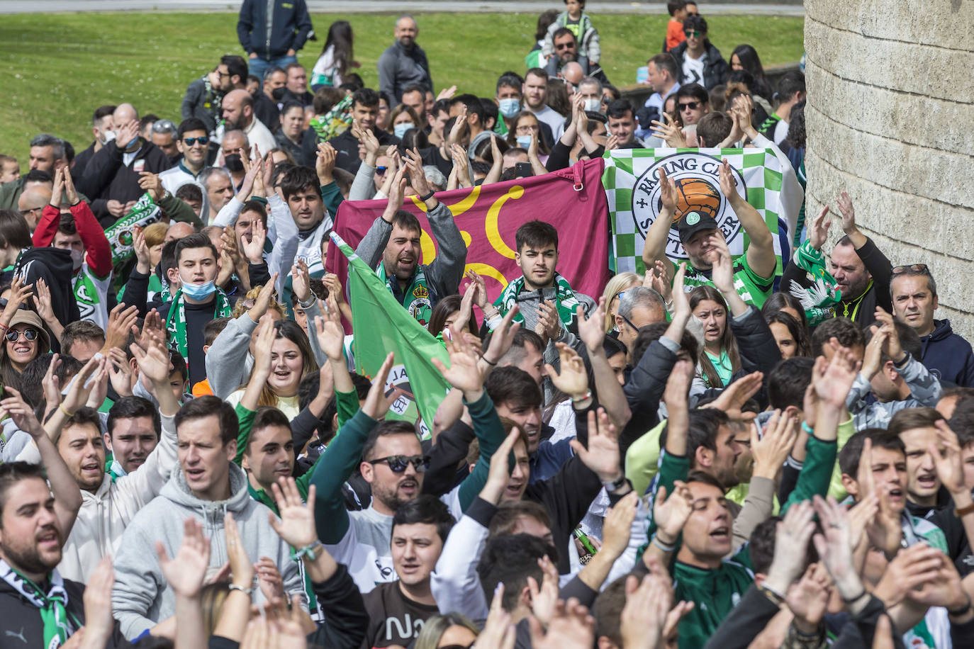 El equipo cántabro, apoyado por un estadio lleno y con la fiesta ya preparada por si hay éxito este domingo, busca ante el Celta B el punto que le devuelva a Segunda