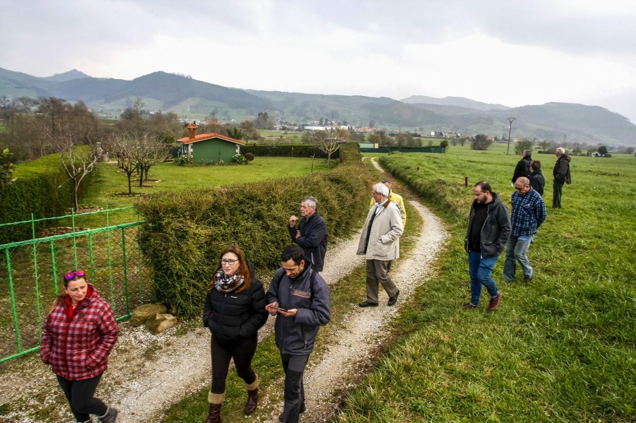 Miembros de la plataforma que se opone al proyecto recorren los terrenos de Las Excavadas.