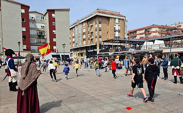 Imagen. Un grupo de niños inicia la carrera durante una recreación de la batalla, este sábado, en Camargo. 