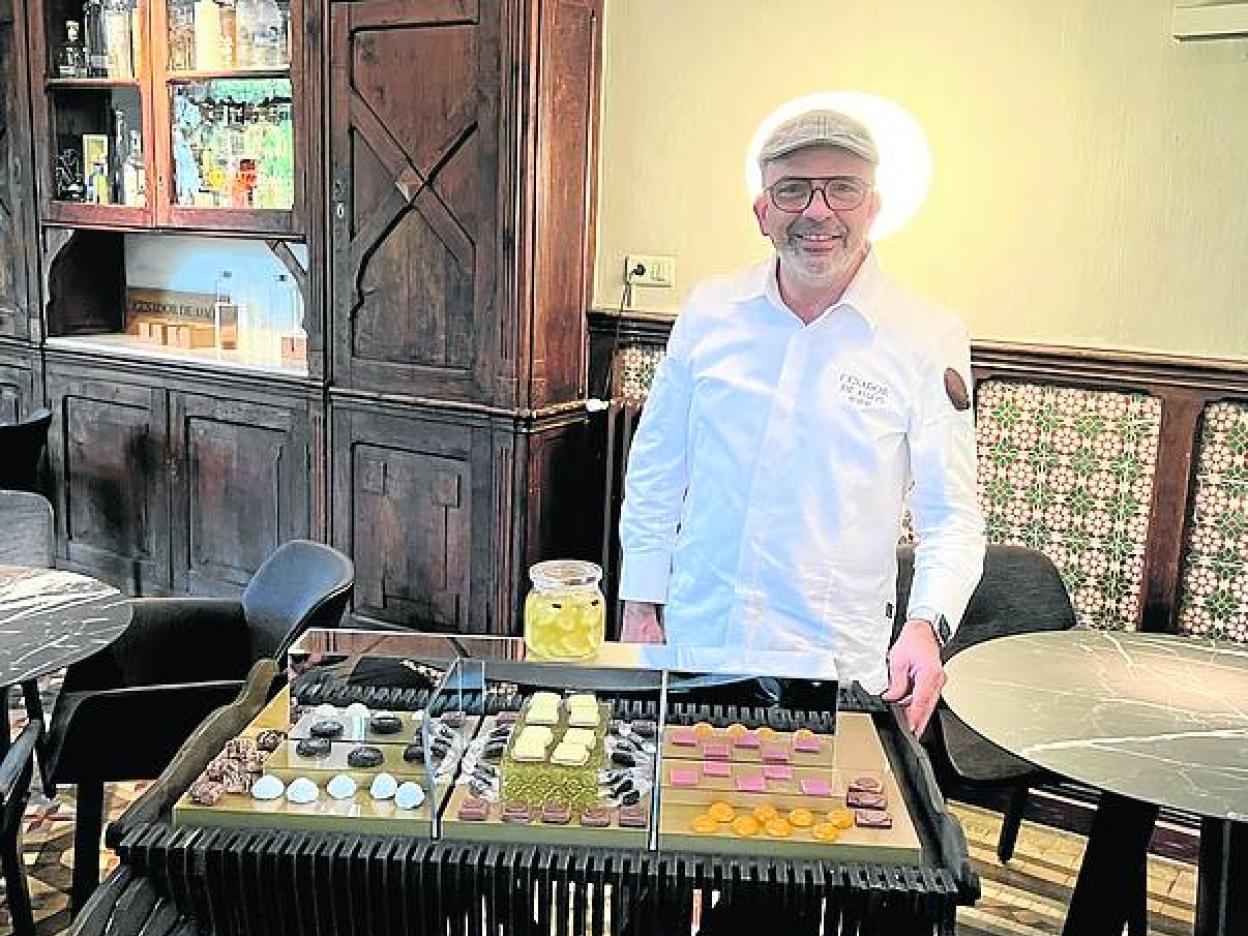 Jesús Sánchez y la caja de sorpresas dulces.