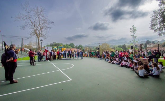 Imagen principal - El acto contó con un montón de asistentes, sobre todo niños que disfrutaron de actividades de animación 