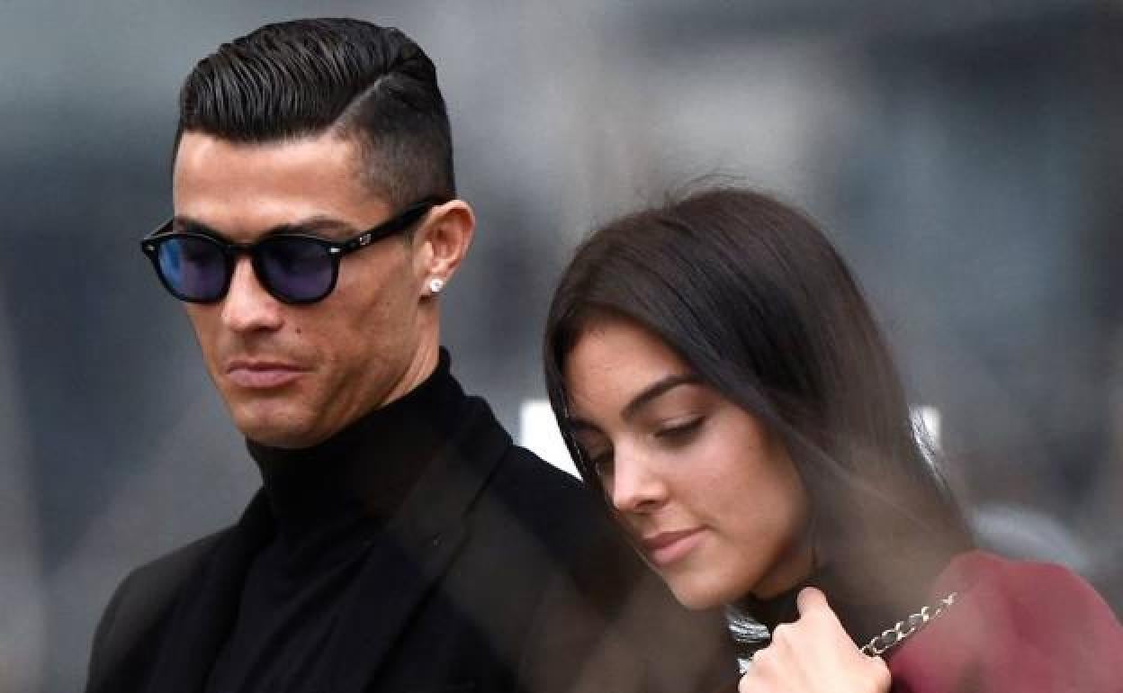 Ronaldo muestra a su bebé recién nacida en su foto más personal