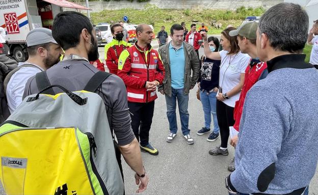 La consejera de Presidencia, Interior, Justicia y Acción Exterior, Paula Fernández, asiste al ejercicio práctico de rescate en cueva.