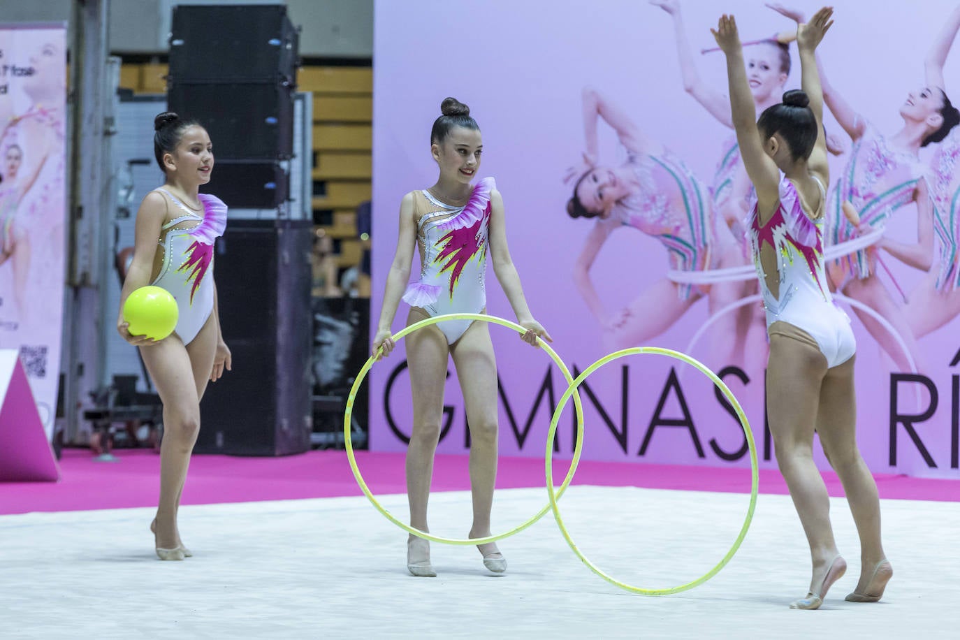 Las atletas derrocharon ganas y talento sobre la pista santanderina.