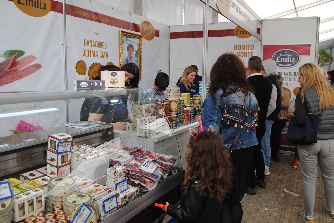 El Ayuntamiento de Santoña ha rendido un emotivo homenaje a 13 mujeres conserveras que se han jubilado desde la última feria, en 2019