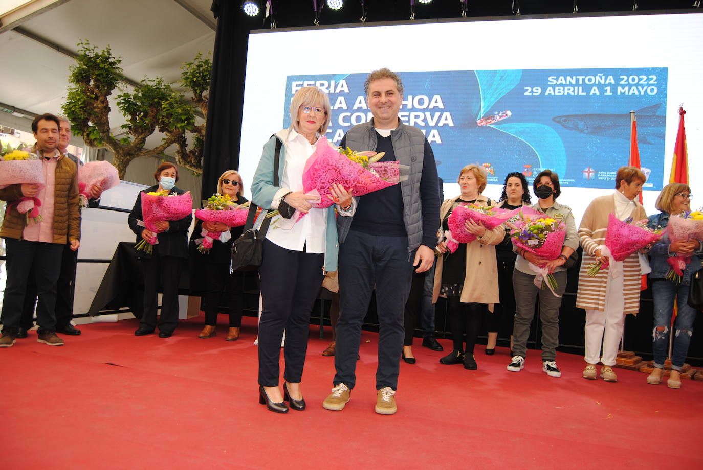 El Ayuntamiento de Santoña ha rendido un emotivo homenaje a 13 mujeres conserveras que se han jubilado desde la última feria, en 2019