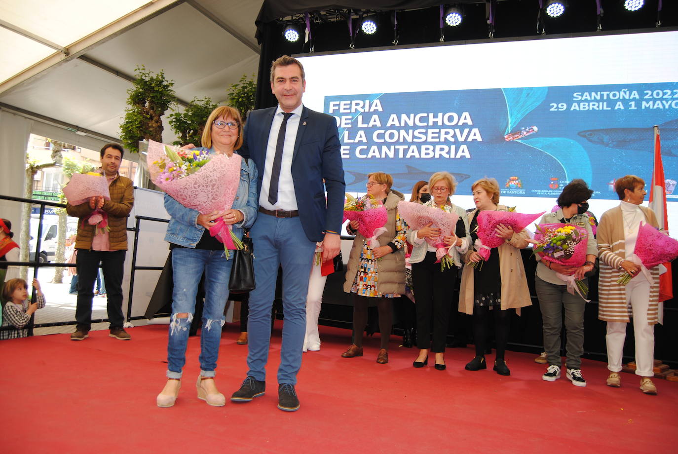 El Ayuntamiento de Santoña ha rendido un emotivo homenaje a 13 mujeres conserveras que se han jubilado desde la última feria, en 2019