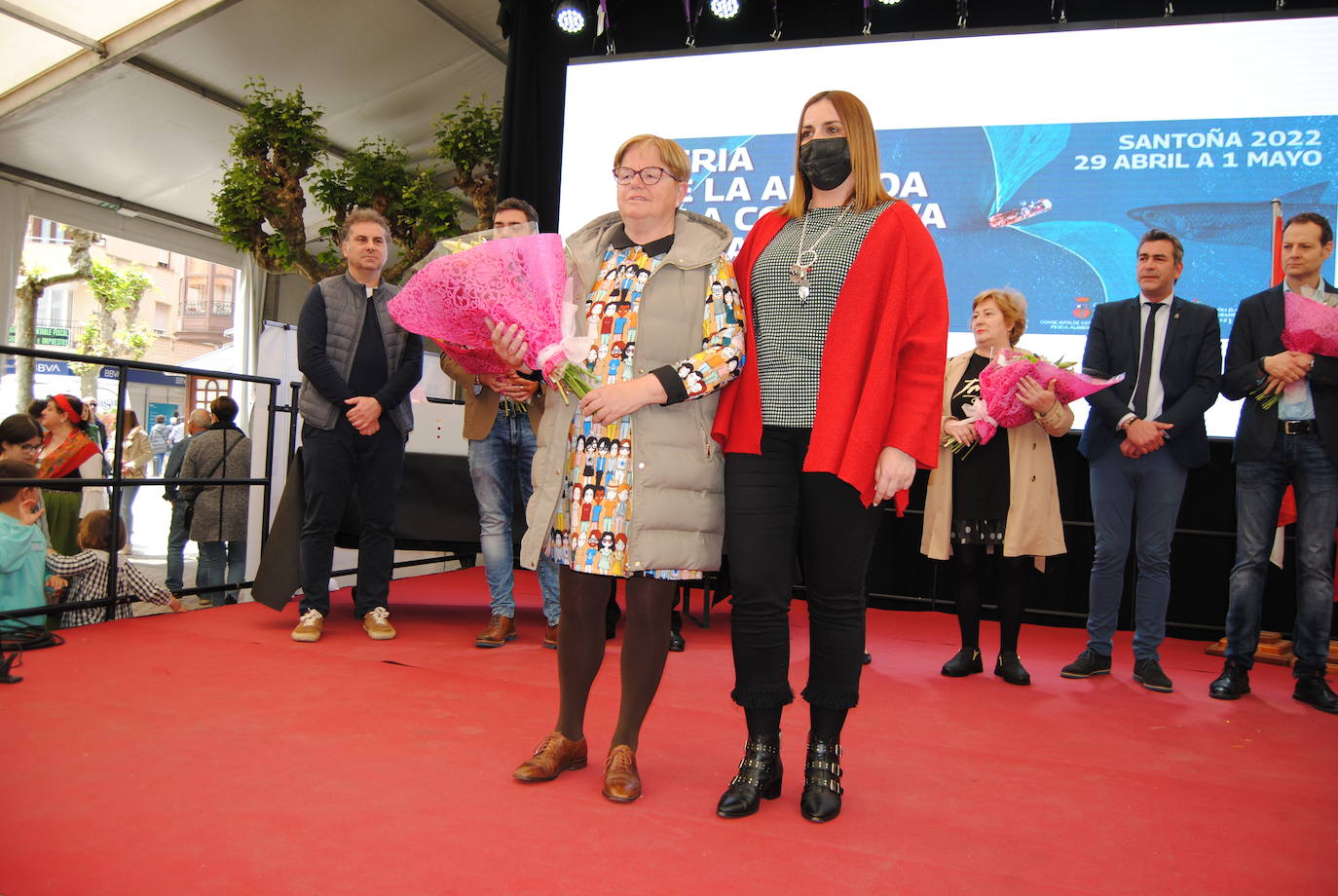 El Ayuntamiento de Santoña ha rendido un emotivo homenaje a 13 mujeres conserveras que se han jubilado desde la última feria, en 2019