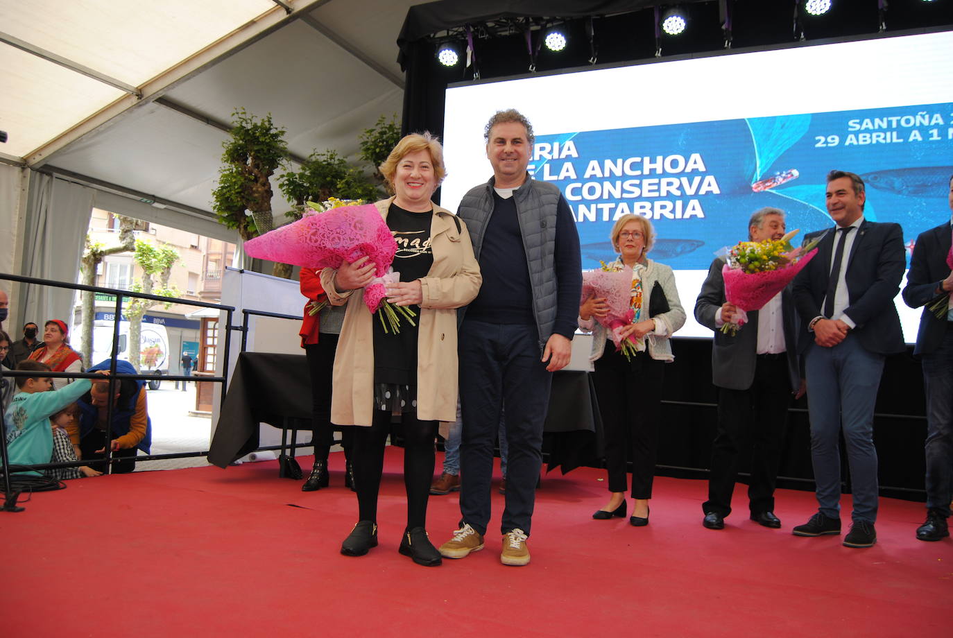 El Ayuntamiento de Santoña ha rendido un emotivo homenaje a 13 mujeres conserveras que se han jubilado desde la última feria, en 2019