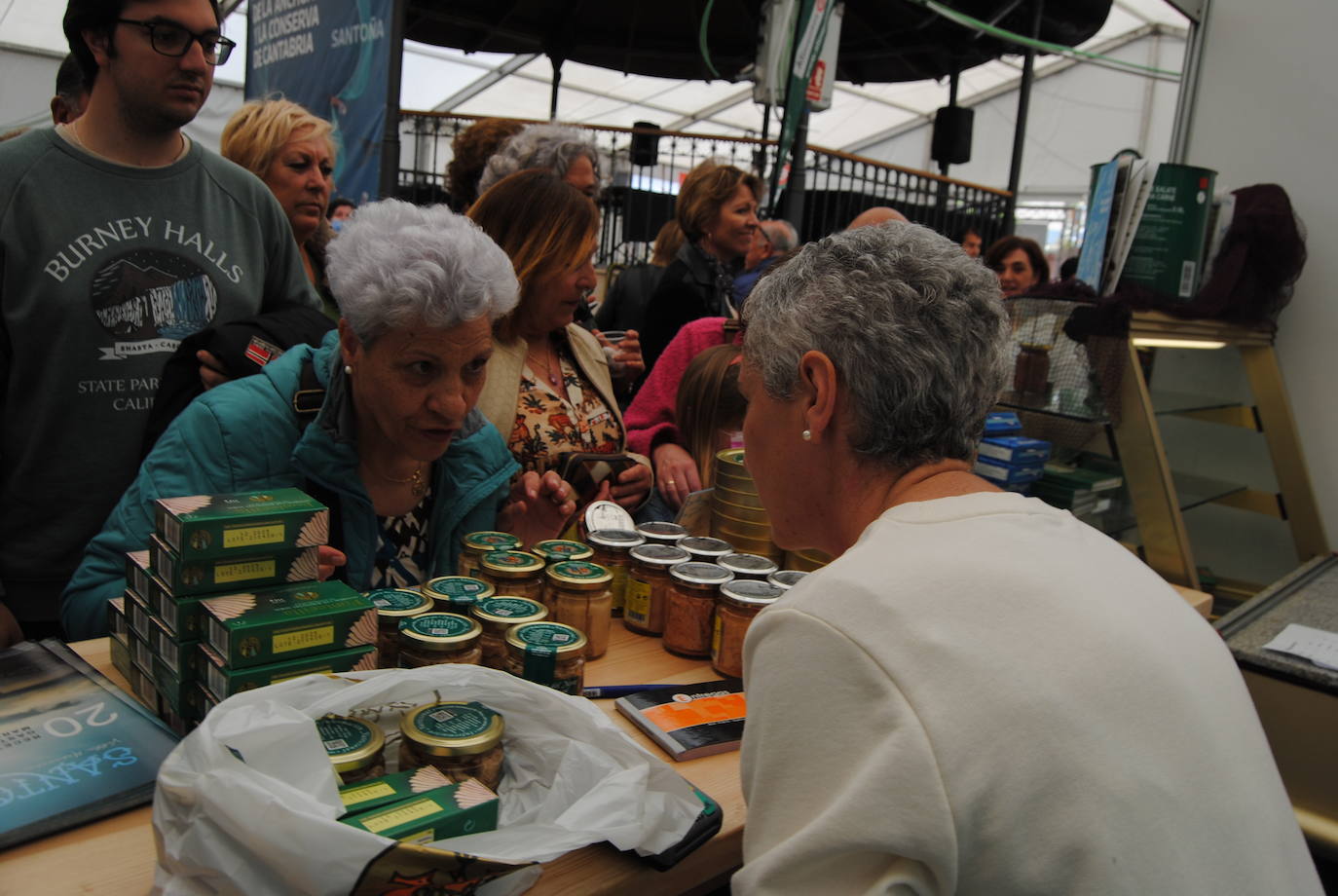 El Ayuntamiento de Santoña ha rendido un emotivo homenaje a 13 mujeres conserveras que se han jubilado desde la última feria, en 2019