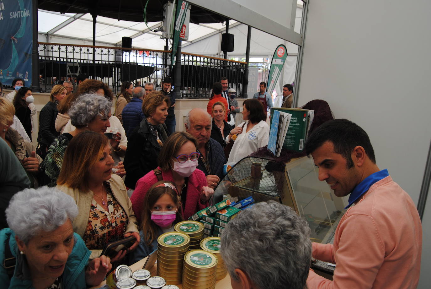 El Ayuntamiento de Santoña ha rendido un emotivo homenaje a 13 mujeres conserveras que se han jubilado desde la última feria, en 2019