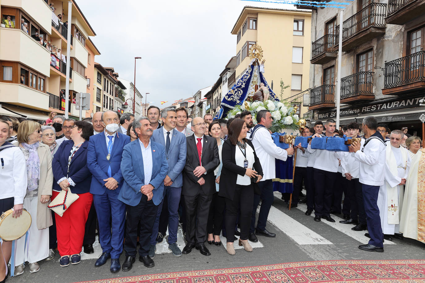 San Vicente de la Barquera recupera su procesión marítima tras dos años de paréntesis con una de sus ediciones más multitudinarias