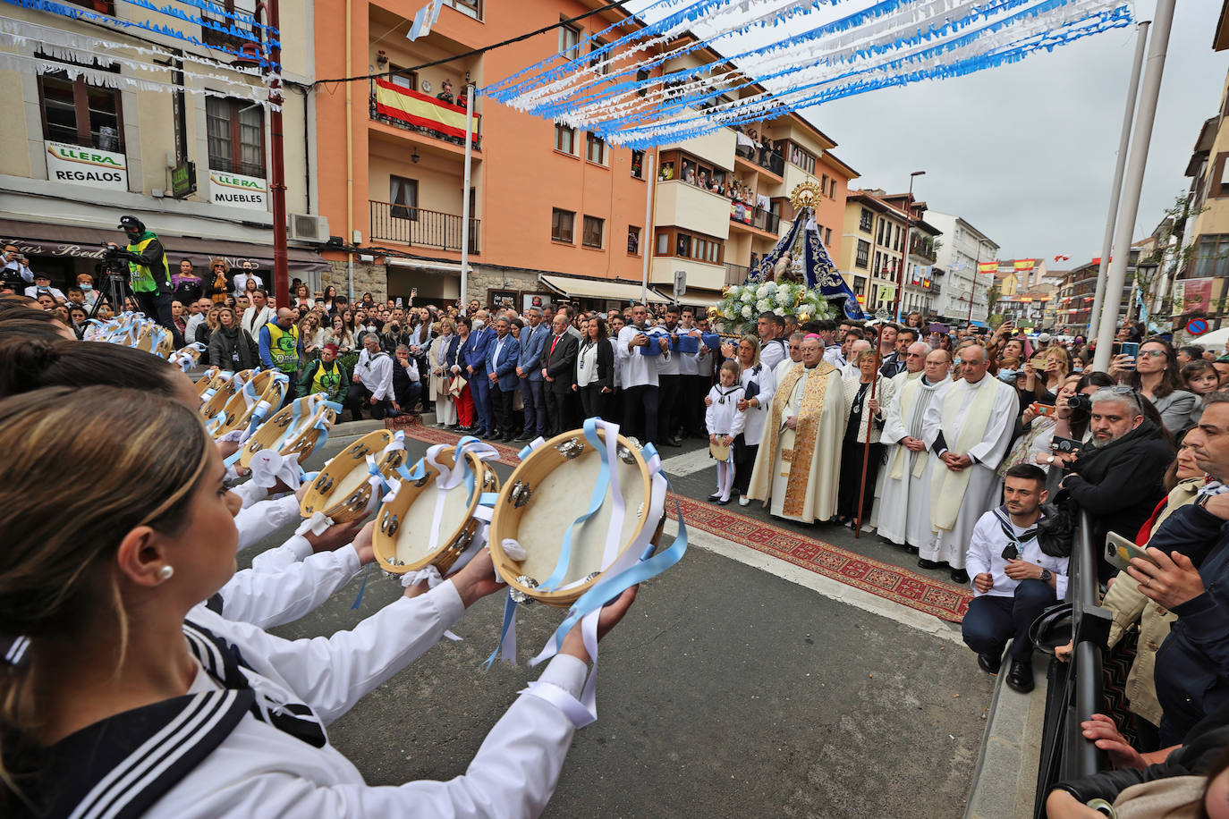 San Vicente de la Barquera recupera su procesión marítima tras dos años de paréntesis con una de sus ediciones más multitudinarias