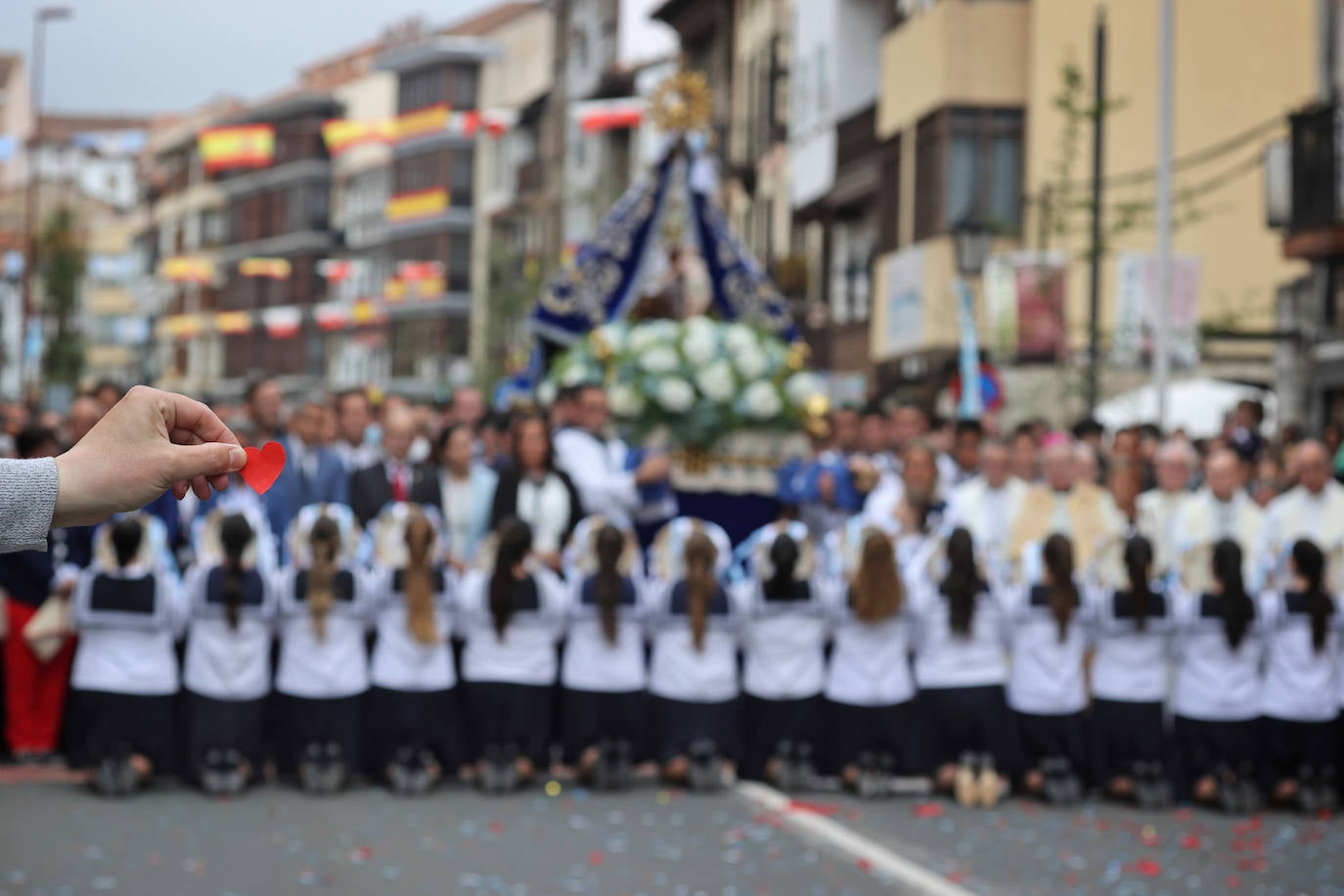 San Vicente de la Barquera recupera su procesión marítima tras dos años de paréntesis con una de sus ediciones más multitudinarias